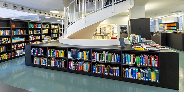 Bücherregale und Wendeltreppe in der Bibliothek.
