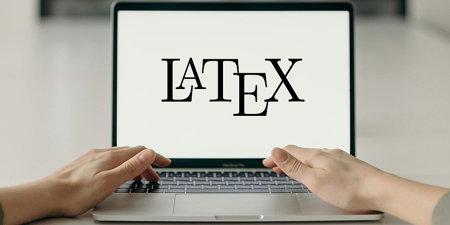 Laptop mit einem weißen Hintergrund. Schwarzes LaTeX Logo auf dem Bildschirm