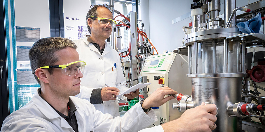 Anton Glieder mit mit einem Kollegin im Labor