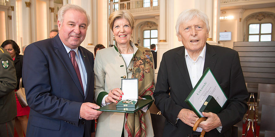 Landeshauptmann Hermann Schützenhöfer, Karin Schaupp und Alfred Kolleritsch (v.l.) mit Ehrenzeichen und Urkunden bei der Verleihung der Ehrenzeichen des Landes Steiermark.