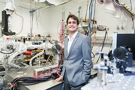 TU Graz researcher in a laser laboratory