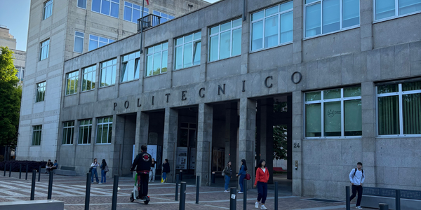 Frontansicht der Universität "Politecnico di Torino" in Turin, Italien.