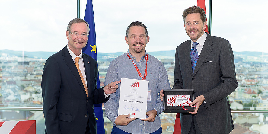 WKÖ-Präsident Christoph Leitl und Wirtschaftsminister Harald Mahrer gratulieren Clemens Arth von AR4.io.