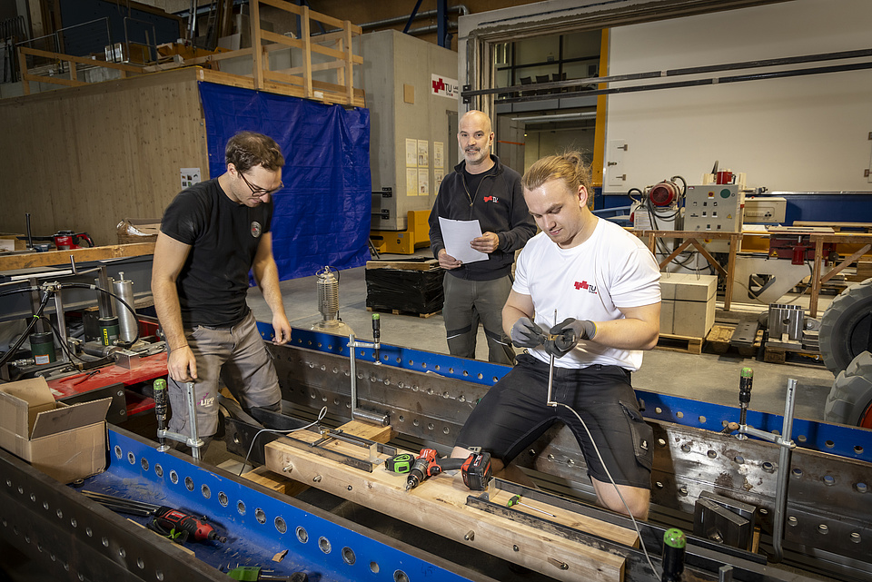 Mehrere Arbeitet in der Werkstatt.