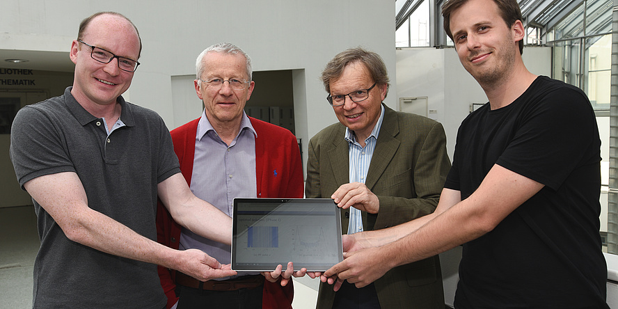 Armin Rund, Karl Kunisch, Rudolf Stollberger und Christoph Aigner (left to right.) rejoice over the win at the “simultaneous multiple slice imaging” competition of the International Society for MRI in Medicine.