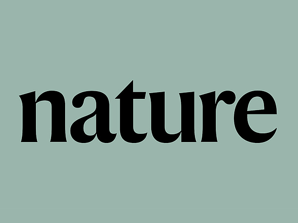 Das Nature-Logo auf graugrünem Hintergrund