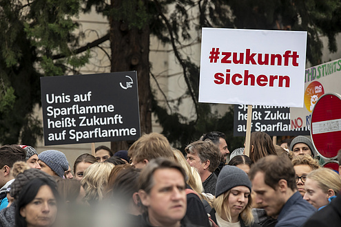 Mehrere Personen bei der Demonstration.