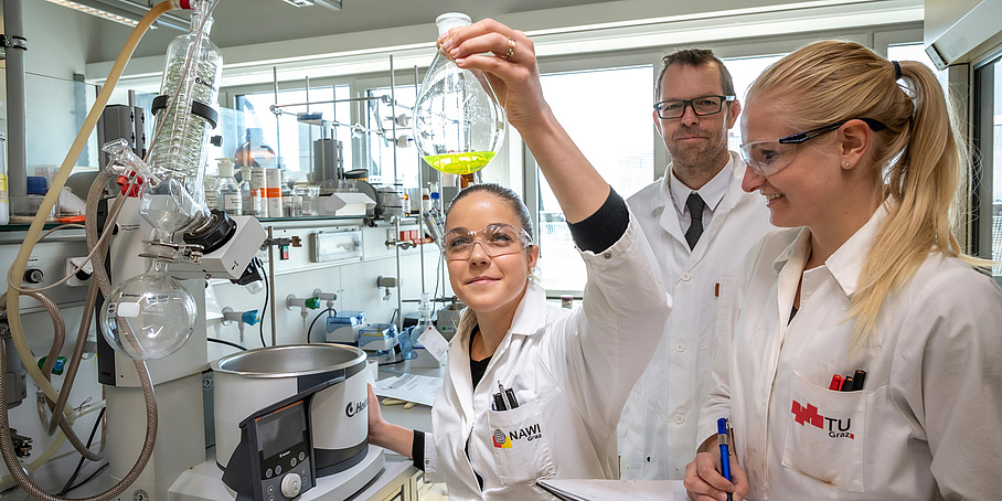 Christian Slugovc in the lab with colleagues