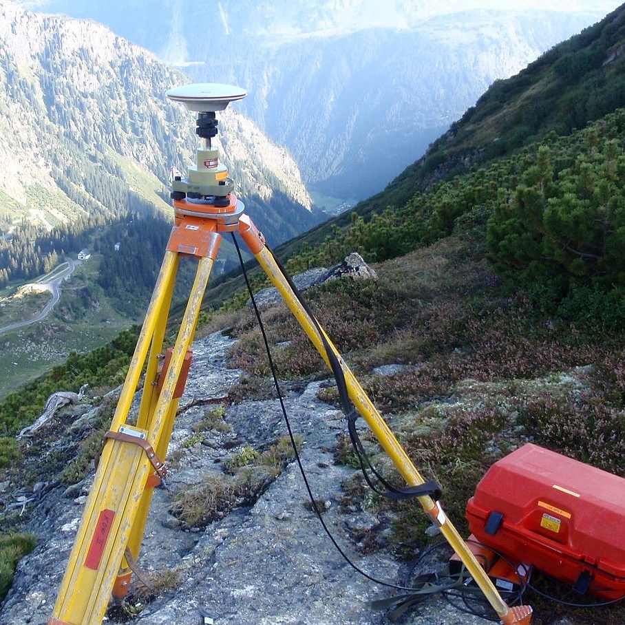 Vermessungsinstrument auf einem Berg