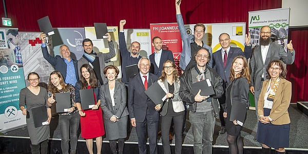 Didaktik-Werkstatt participants with certificates