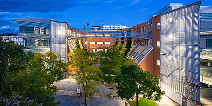 A building at Campus Inffeldgasse at night with lighting.