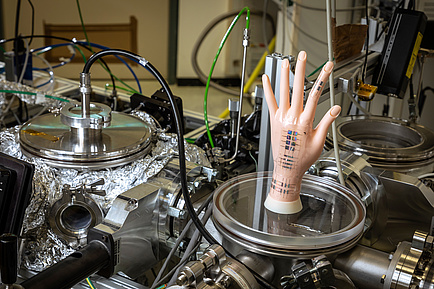 Eine Hand aus Kunststoff mit angebrachten Sensoren