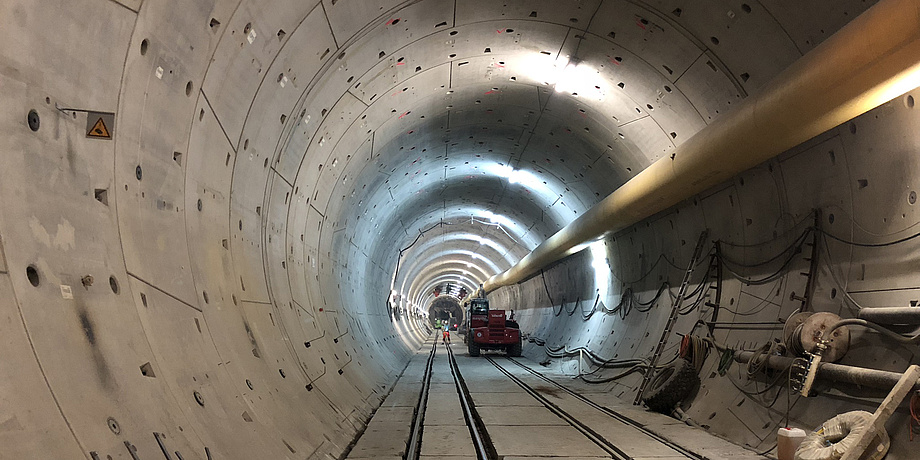 Ein Tunnel von innen. Die Wände sind aus Beton.