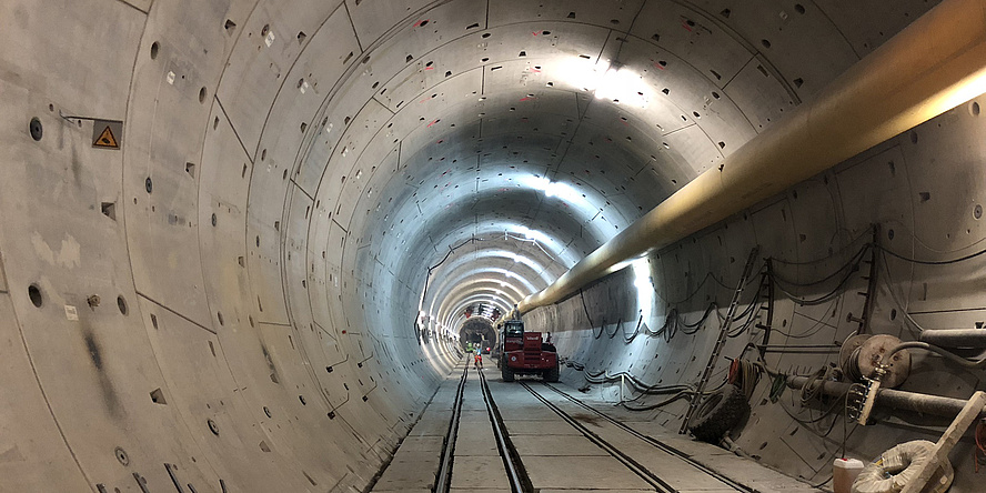 Ein Tunnel von innen. Die Wände sind aus Beton.