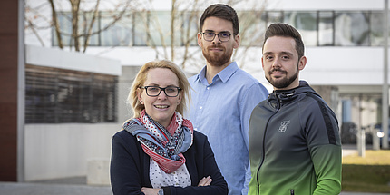 Heidrun Gruber-Wölfler, Michael Leitner und Manuel Maier stehen im Freien vor dem Gebäude Inffeldgasse 11.