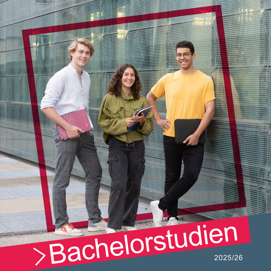 Junge Menschen stehen lachend nebeneinander