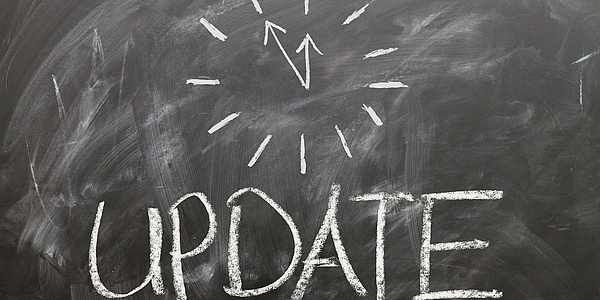 On a blackboard you can see a drawn watch and the word "update". Source: Pixabay