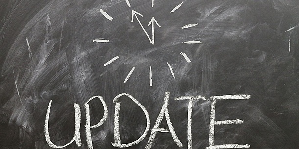 On a blackboard you can see a drawn watch and the word "update". Source: Pixabay