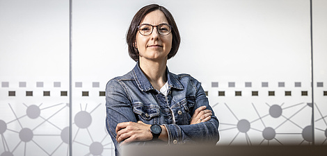 A portrait of Elisabeth Lex.