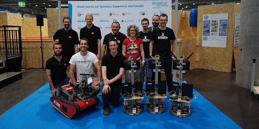 Zwei erfolgreiche Robotik-Teams der TU Graz; mit am Bild Rettungsroboter Wowbagger des Teams TEDUSAR und die drei Logistik-Roboter des Teams GRIPS