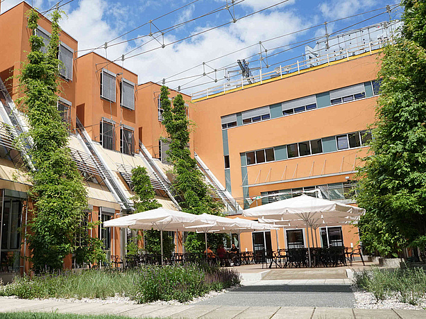 Innenhof der Fachbibliothek Inffeld mit Sonnenschirmen