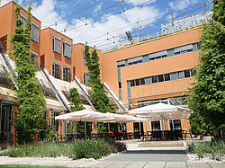 Innenhof der Fachbibliothek Inffeld mit Sonnenschirmen