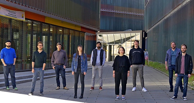 Junge Forscherinnen und Forscher posieren auf einem Vorplatz