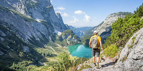 Wanderer mit Bergen und Bergsee