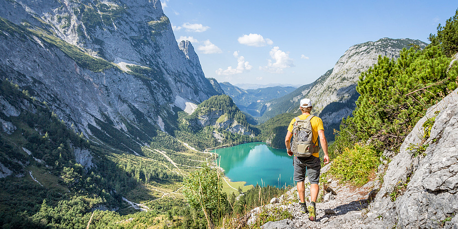 Wanderer mit Bergen und Bergsee