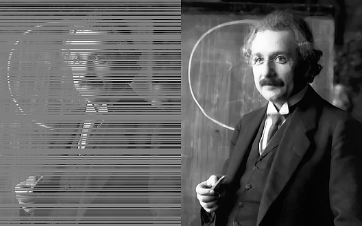 Gegenüberstellung eines Porträts von Albert Einstein, einmal mit technischen Bildfehlern, einmal mit Korrektur