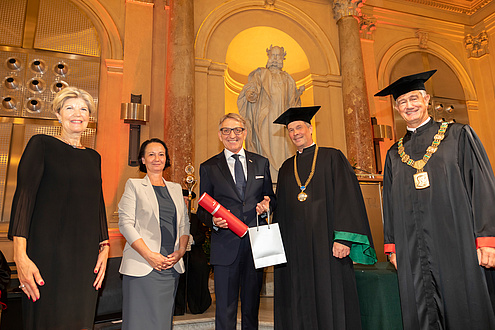 Würdenträger*innen der TU Graz mit einer geehrten Person