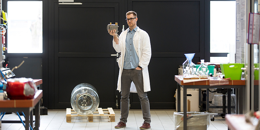 Alexander Schenk steht in seinem Labor.