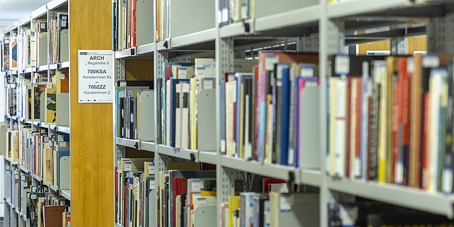 Bücherregale mit Büchern.