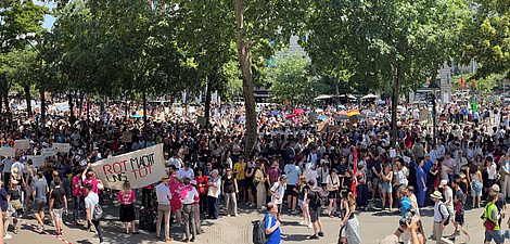 viele Menschen auf einem Platz