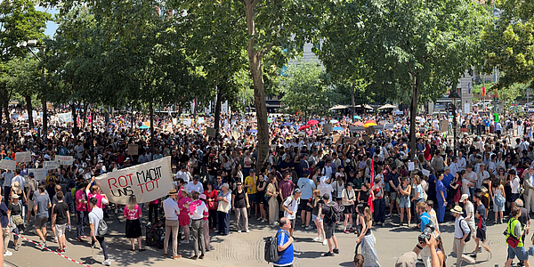 viele Menschen auf einem Platz
