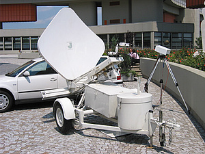 Satellite antenna mounted on a vehicle trailer