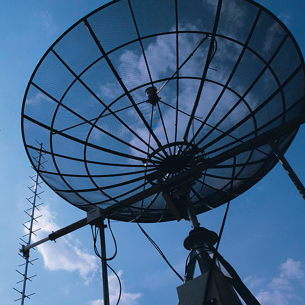 Antenne einer Satellitenempfangsstation. Bildquelle: Lunghammer – TU Graz