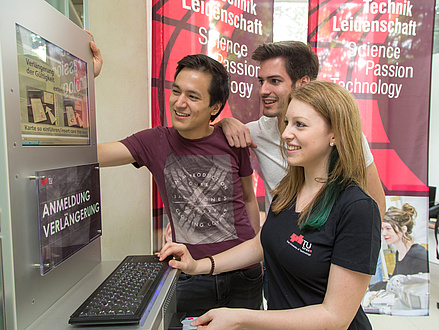 The students at a registration terminal at TU Graz