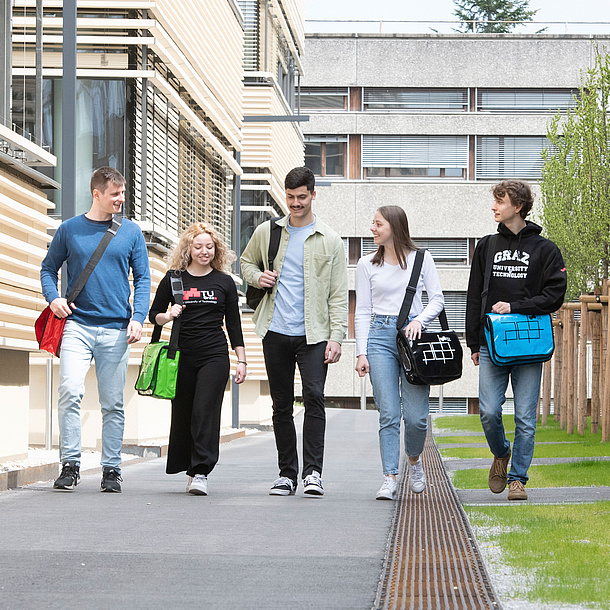 Fünf Studierende am Campus Inffeld.