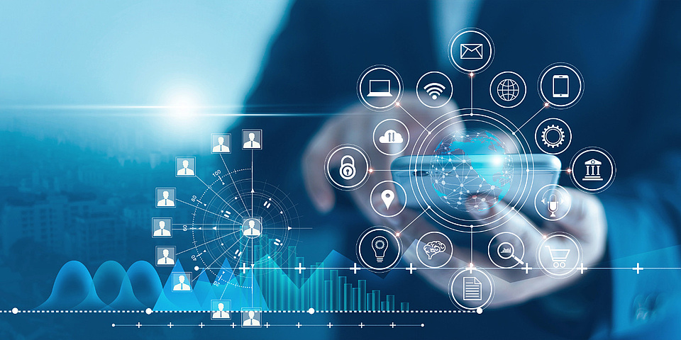 Ein Mensch hält ein mobildes Endgerät in der Hand und tippt auf den Bildschirm.