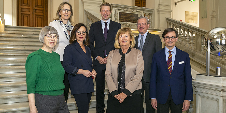 Gruppenbild mit vier Frauen und drei Männern.