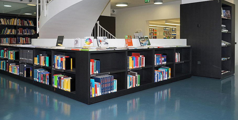 Bücherregalen in der Bibliothek der TU Graz. Bildquelle: Herbst – TU Graz