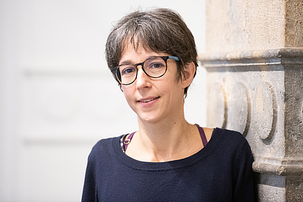 Eine Frau lächelt in die Kamera