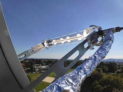 Ein schmales Band von Silizium-Solarzellen, die in einer Glasröhre angeordnet sind, wird durch konzentriertes Sonnenlicht beleuchtet.