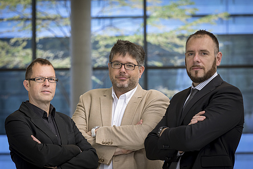 Drei Forscher sammeln sich zu einem Gruppenfoto