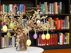 Osterstrauch in der Bibliothek