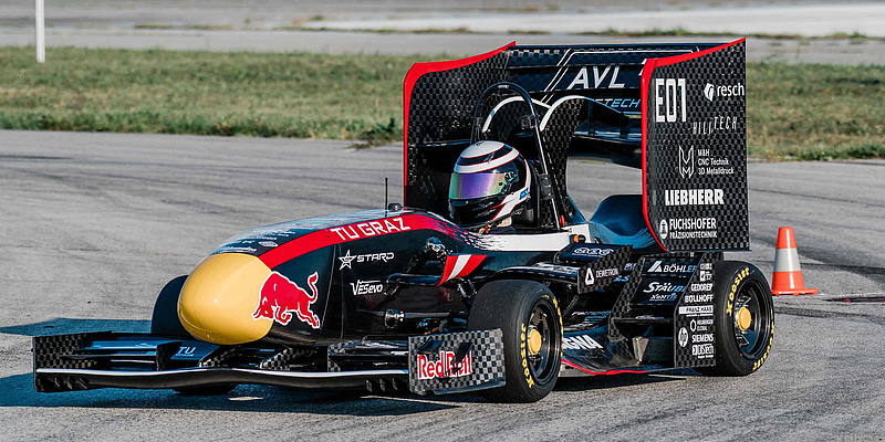 Ein vom TU Graz Racing Team konstruierter Rennwagen im Stil eines Formel 1-Autos auf der Rennstrecke.