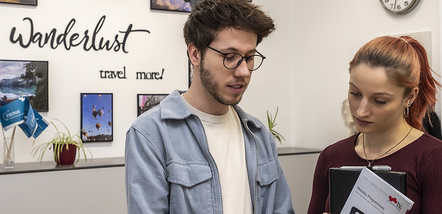 [Translate to Englisch:] TU Graz, Studentin Lisa am Campus