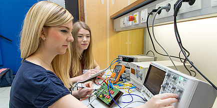 Zwei junge Studentinnen arbeiten mit Messsystemen