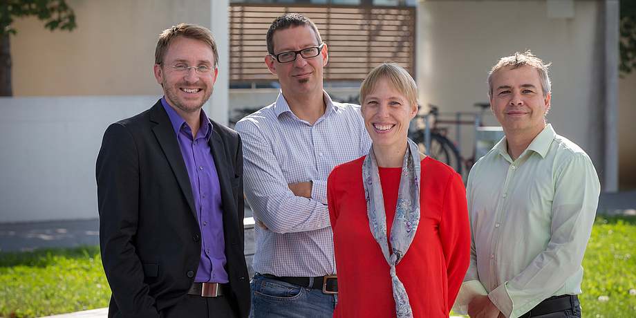 Martin Wilkening, Ulrich Hirn, Annette Mütze und Vincent Lepetit stehen auf einer Wiese.